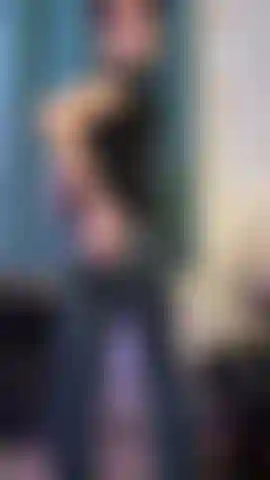 Striptease in freizeitkleidung.