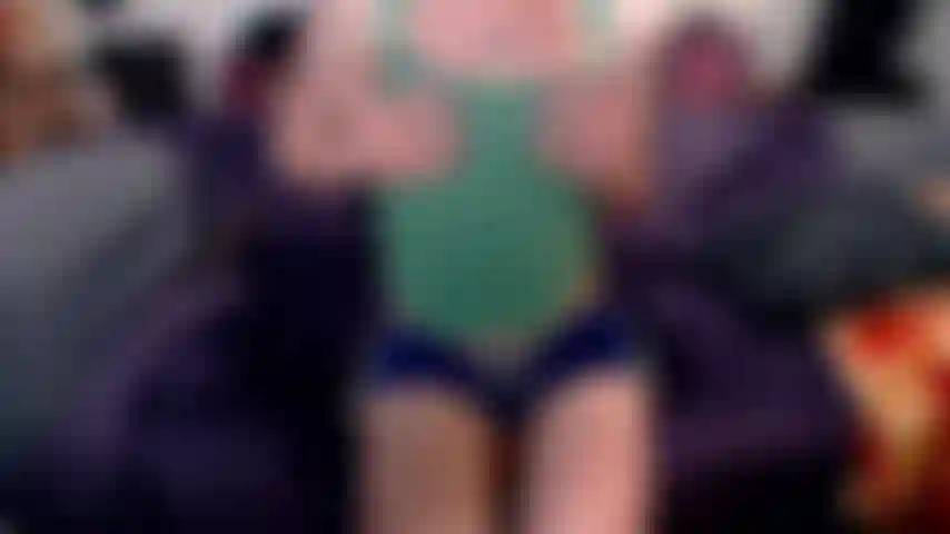 Streicheln und fingern, nachdem mein mädchenschwanz aus meinen kurzen shorts gefallen ist.