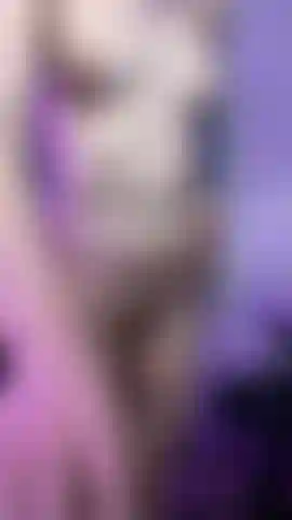 Ein trans-mädchen holt einen buttplug raus und spreizt ihr arschloch.