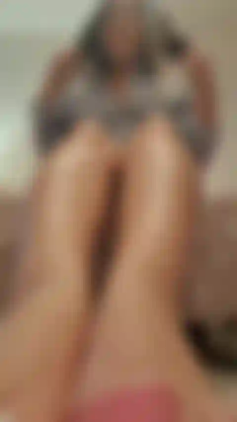 Willst du meine sexy füße sehen? Meine neue heiße pediküre? Das weiß ich.