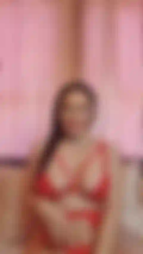 Meinen heißen, kurvigen körper in meinen neuen sexy roten dessous zur schau stellt, du wirst es lieben.