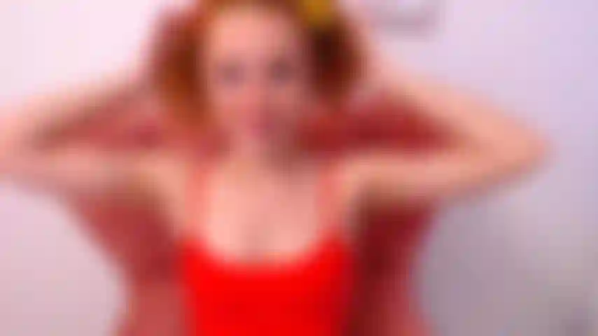 Das mädchen mit den sommersprossen zieht sich aus.