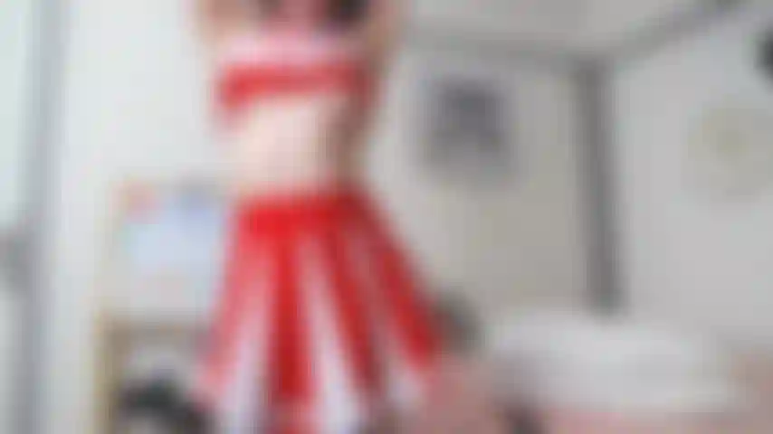 Cheerleaderin, die beim saugen mit ihrer nassen muschi spielt // aufgezeichnete goldshow.