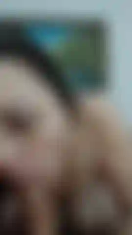 Schlampiger blowjob mit augenkontakt.