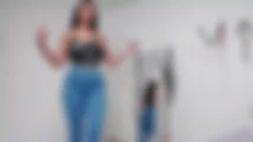 Trage yogahosen und einen saftigen arsch, der in deinem gesicht wippt ;).