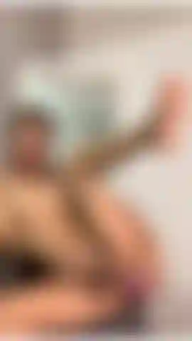 Der beim wichsen seinen arsch mit einem dildo penetriert.