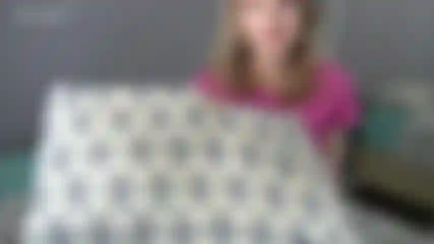 Teenie-arschfüße und schmutzige turnschuhe verehren.