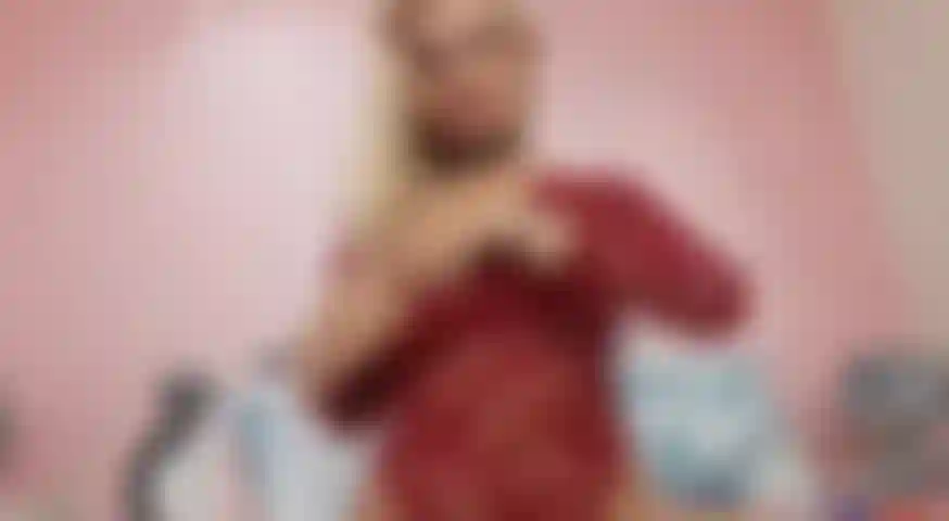 Die in einem roten outfit an ihrem dildo lutscht und deine großen titten neckt.