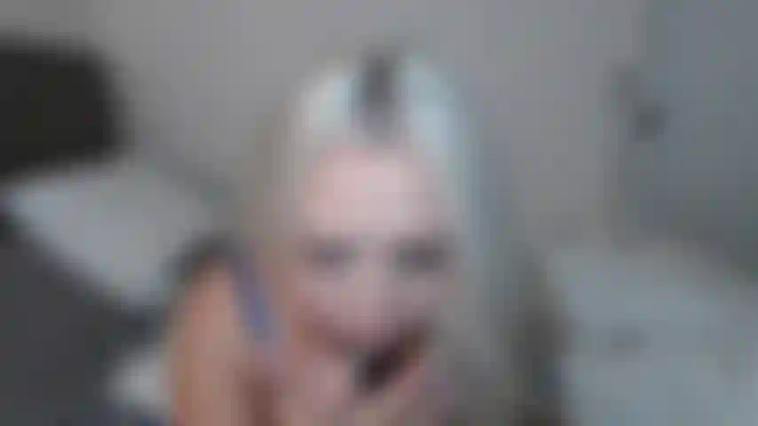 Ficke einen dildo, reite hart und komme mit einem buttplug.