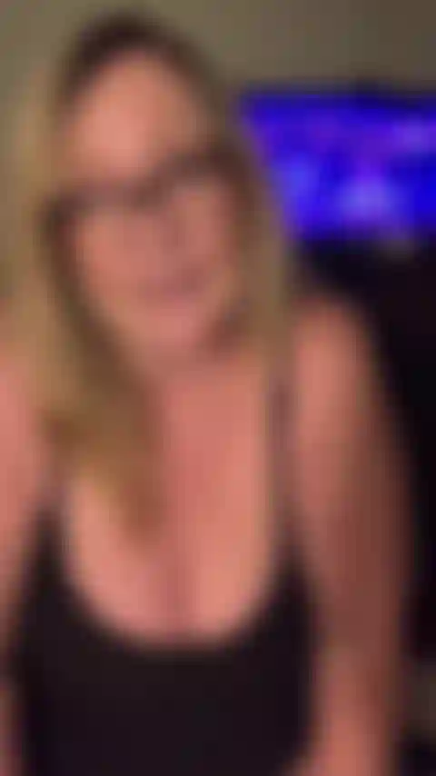 Ich sitze auf einem stuhl und warte darauf, dass du nach hause kommst.