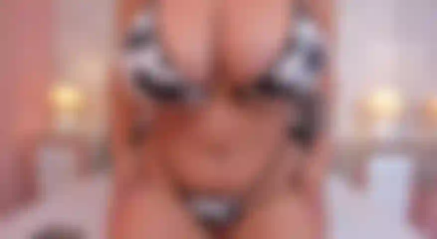 Mit tollem körper, gesicht und titten.