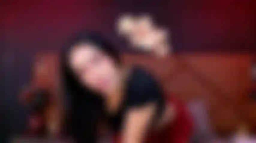 Meine finger bearbeiten deinen schwanz, als wäre er mein lieblingsspielzeug.