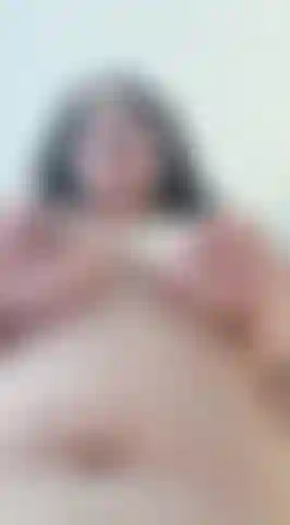 Es fühlt sich unglaublich an, wenn ich mich so selbst berühre und meine eigene wärme spüre. Kannst du dir vorstellen, wenn es deine hände wären?