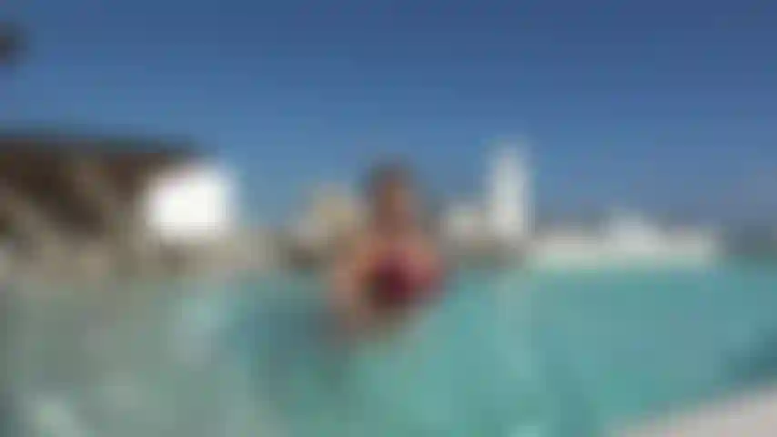 Lieblings-bikini & sonnenbaden am pool.