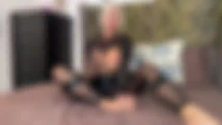 Schau zu, wie diese hübschen kleinen füße sich um diesen massiven dicken bbc-dildo wickeln… zehen, die sich um den kopf kringeln, fußsohlen, die jeden zentimeter langsam und schlampig streicheln. Ich spucke drauf, reibe ihn zwischen meinen fußgewölben, necke die spitze mit meinen zehen, bis er tropft. Stell dir vor, wie dieser große schwarze schwanz zwischen meinen füßen pocht, während ich ihn genau so bearbeite, wie du es magst. Wer gibt ein trinkgeld, um zu sehen, wie dreckig ich es mache?