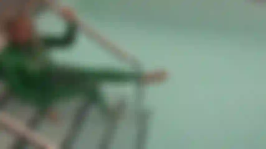 Unterwasser latex footjob.