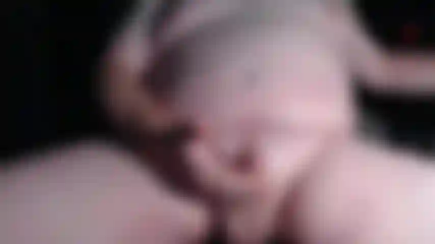 Der den penis schlägt.