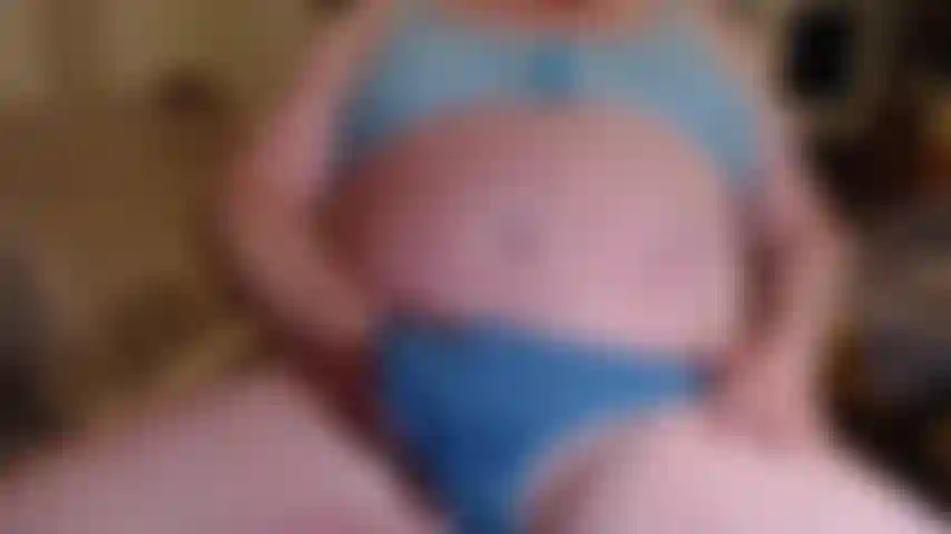 Sam kommt in blauem bh und höschen mvf_03122022_3.