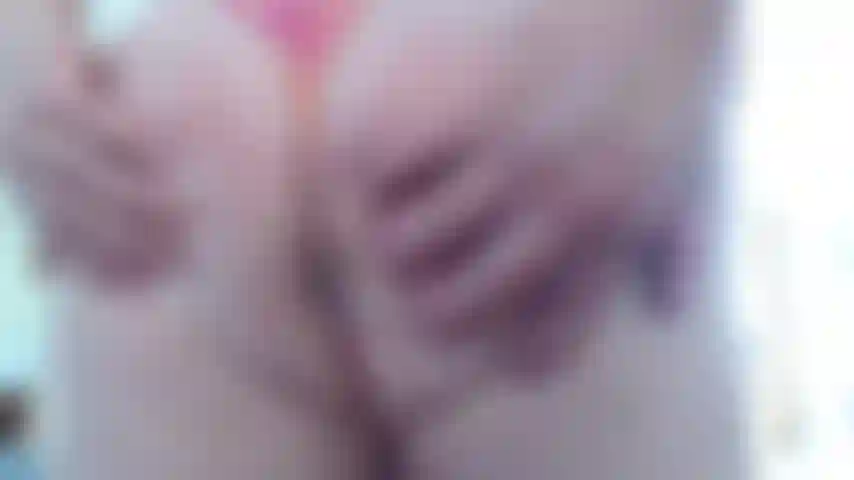 Und komme in rosafarbenen damen-tangas.