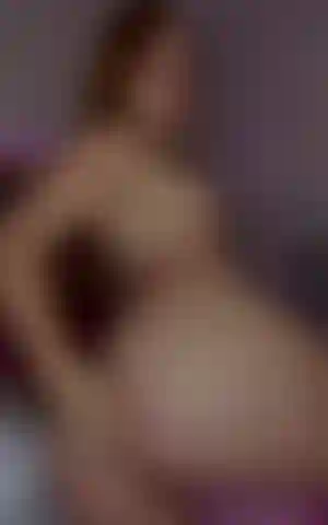 Harte nippel und ein riesiger arsch.