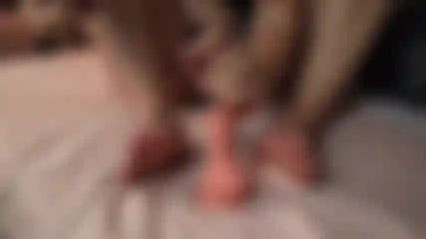 Ich masturbiere deinen schwanz mit meinen füßen.