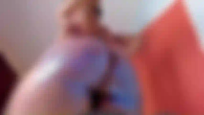 Reite einen dildo mit glitzer auf meinem körper.