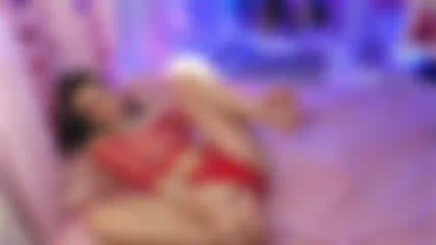 Sehr sexy video aus meinem livestream: ich bin komplett nackt und barfuß und ficke meine unersättliche enge muschi mit einem großen dildo.