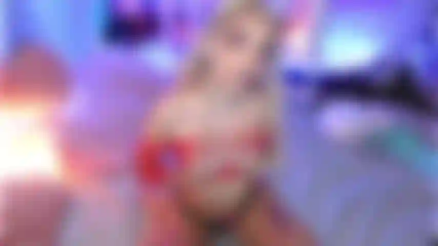 Reite einen dildo mit rotem netzoberteil, mache ein ahegao-gesicht und rede schmutzig. Willst du in mir abspritzen? ;).