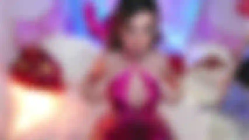 Ich trage heute so ein sexy kleid für dich, meine titten sehen so gut darin aus! Bitte fick mich einfach so!