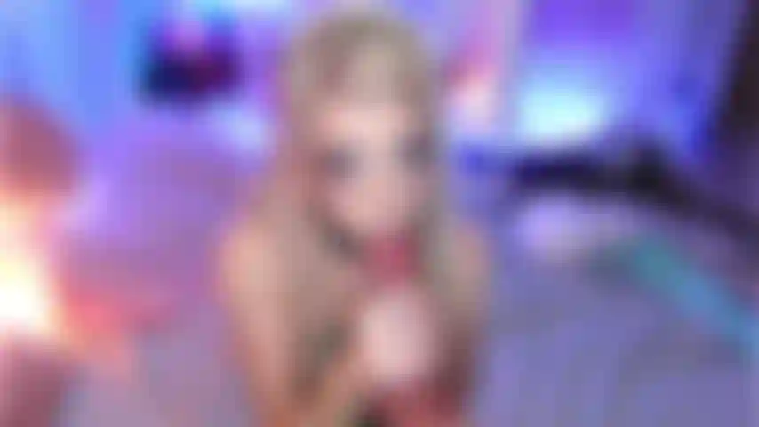 Die einen riesigen realistischen dildo lutscht, das süßeste ahegao macht, stöhnt und bettelt um dein sperma.