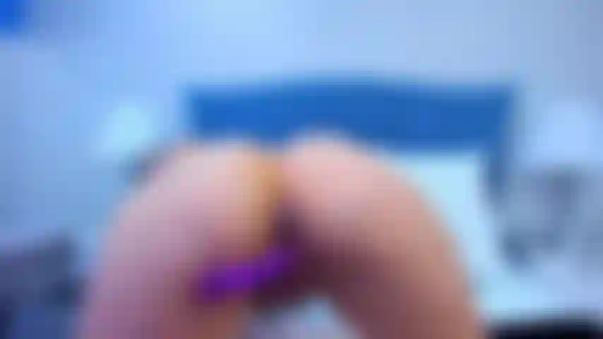 Ihren hintern mit ihren fingern stimuliert und sie langsam hineinführt.