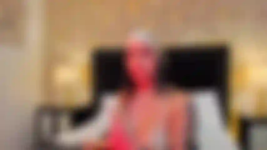 Du dringst in mich ein, bis ich den höhepunkt erreiche, du lässt mich vor vergnügen altern.