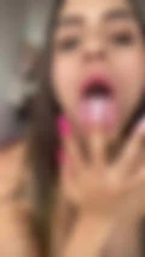 Komm und mache dir einen köstlichen blowjob, bei dem ich deinen schwanz gut schmieren werde.