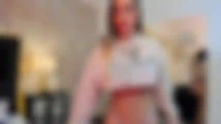 Ich gebe eine gute stripperin ab, ich hüpfe mit meinen titten und reite deinen köstlichen schwanz.