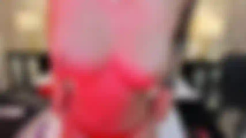 Mein körper bewegt sich aus eigenem antrieb. Er möchte dich in versuchung führen, nur damit du in mein bett kommst und spielst. Komm und benimm dich schlecht mit mir!