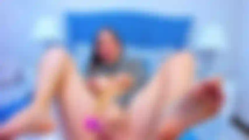 Ich genieße es, meine schöne muschi zu masturbieren, bis mein zimmer spritzt.