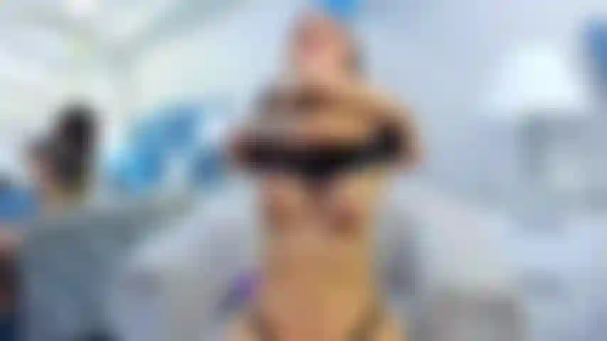 Du bringst mein spielzeug zum vibrieren, während ich mich ausziehe.