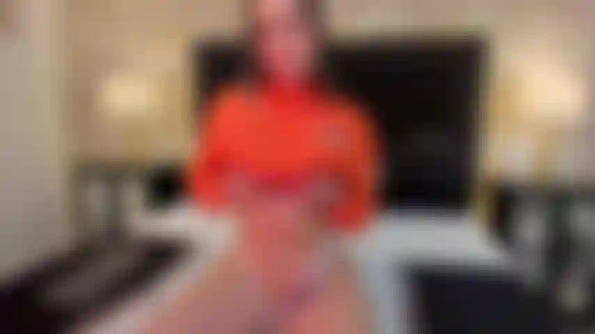 Ich streichle meine großen titten und genieße jede vibration, die du meiner saftigen muschi gibst, ich genieße es sehr.