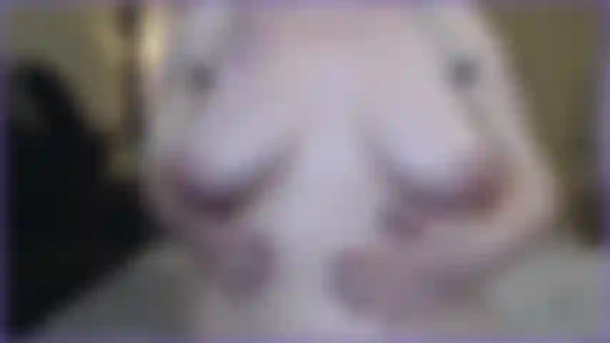 Bbw spielt mit ihrer tropfnassen fotze.