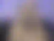 Sara findet einen anderen weg, das nackenmassagegerät zu benutzen.