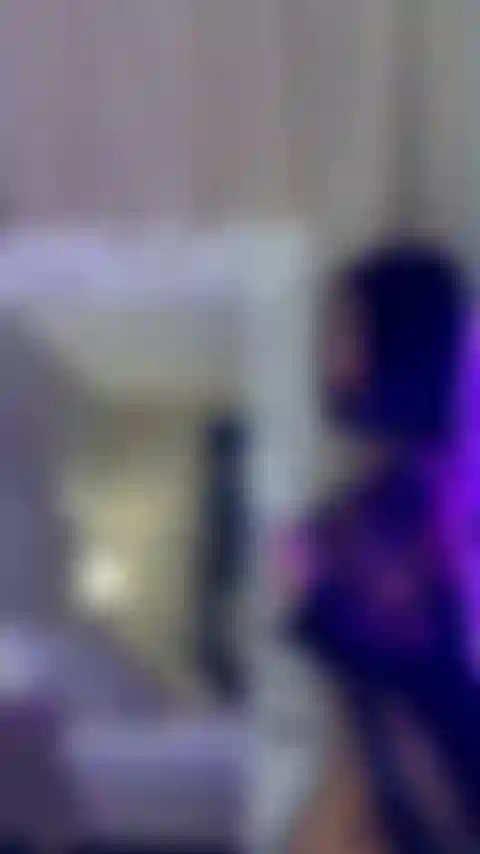 Ich lade dich ein, mich zum vibrieren zu bringen und zu sehen, wie du mich feucht machst.