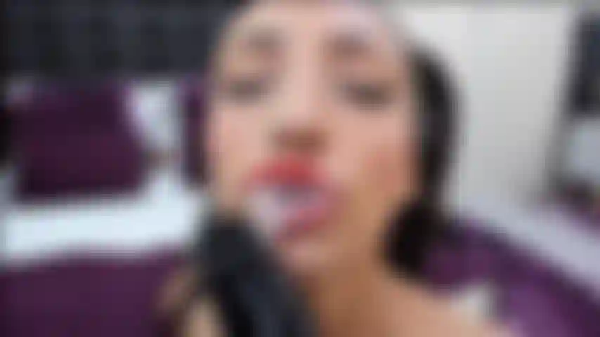 Slobbery-blowjob an einem schwarzen dildo.