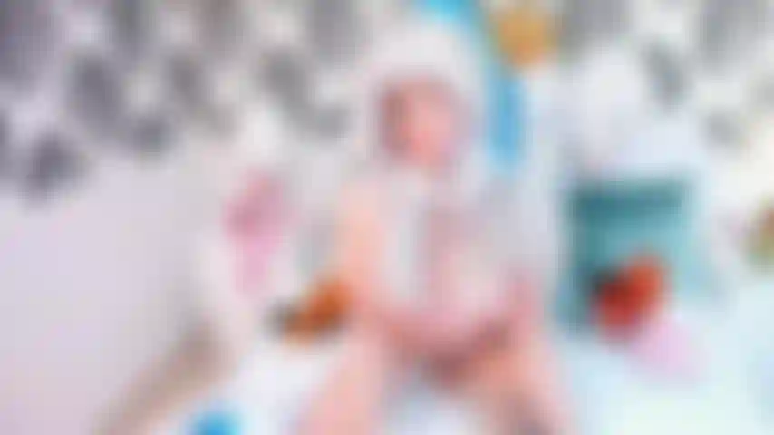 Schau dir die kleine guraa beim reiten an.