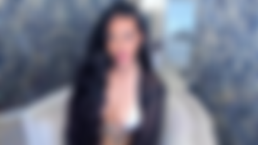 Ich möchte, dass du deinen harten schwanz tief in meine enge muschi schiebst, jeden zentimeter spürst und mich fickst, als ob ich dir gehöre.