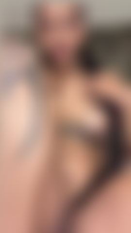 Kannst du mir mit meinen füßen und meiner offenen muschi vor dir in die augen sehen?