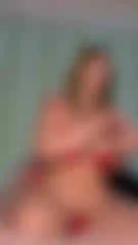 Voyeur / lotion tease – roter string-bikini, lotion tease (am telefon gefilmt).