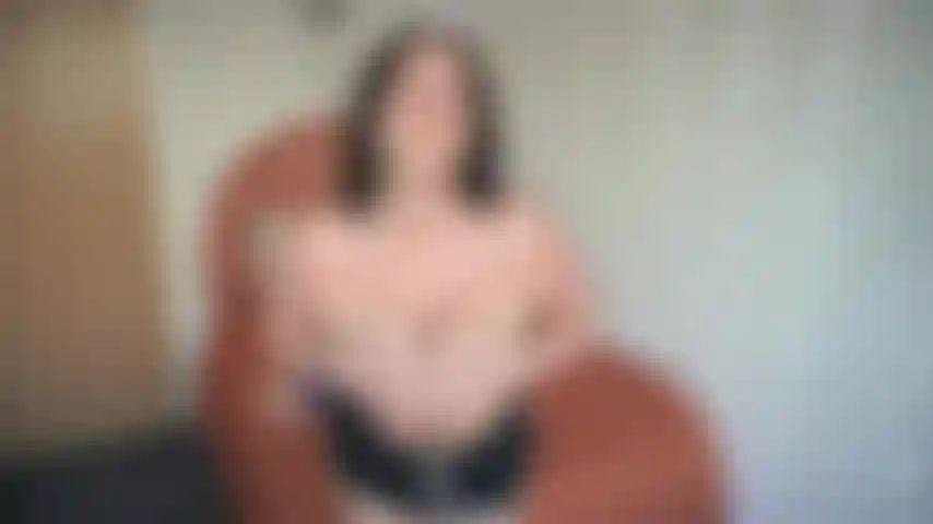 Große titten in kleine bhs gequetscht.