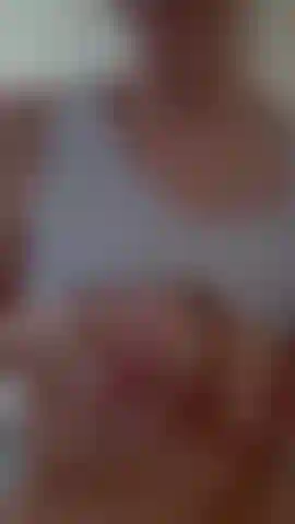 Melke meine titten, während das sperma in meine fleischige muschi läuft.