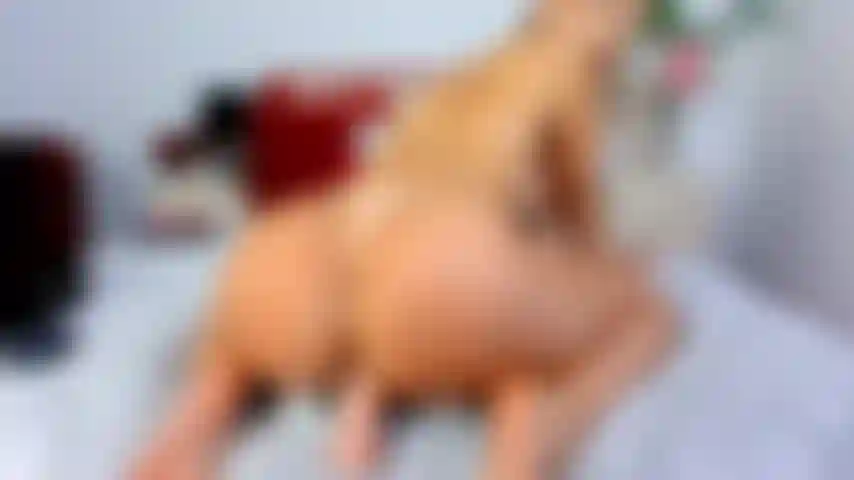 Heißer dildo-ritt von hinten.
