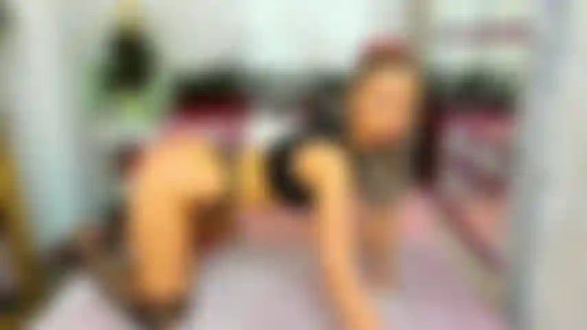 Die ihren hintern in ihrem bett mit sexy unterwäsche neckt.